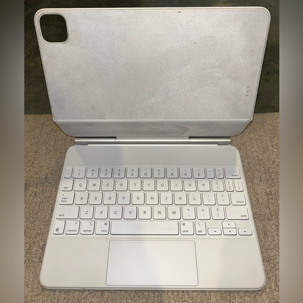 White Apple Magic Keyboard